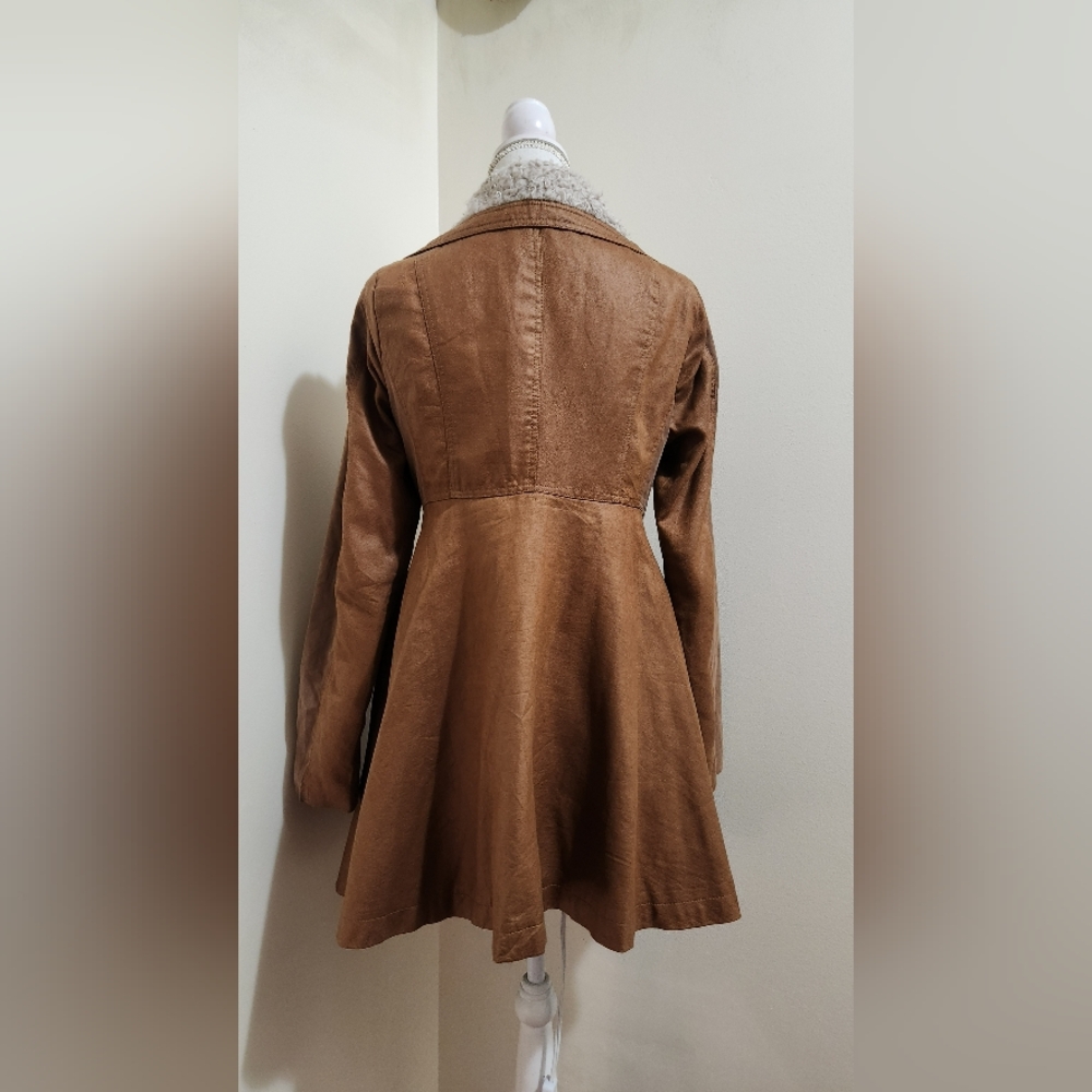 Unique Ryu Shearling Coat - Picture 4 of 5